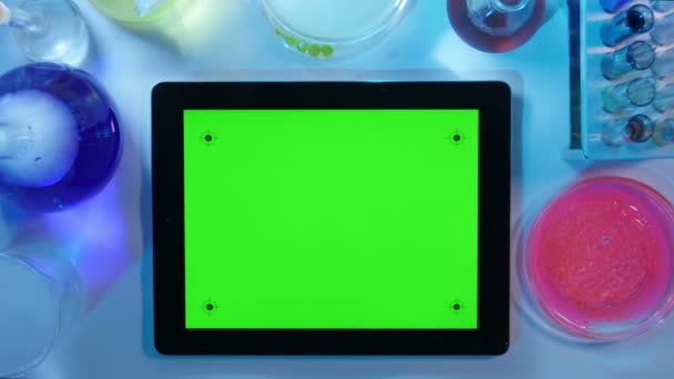 Tablet pc con uno schermo verde nel Laboratory.top View — Video Stock