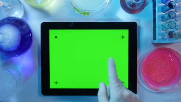 Tablet pc met een groen scherm in de weergave van Laboratory.top — Stockvideo
