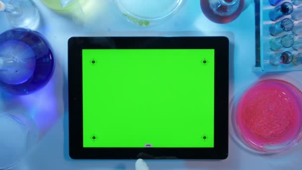 A tábla-pc-val egy zöld képernyő a Laboratory.top nézet — Stock videók