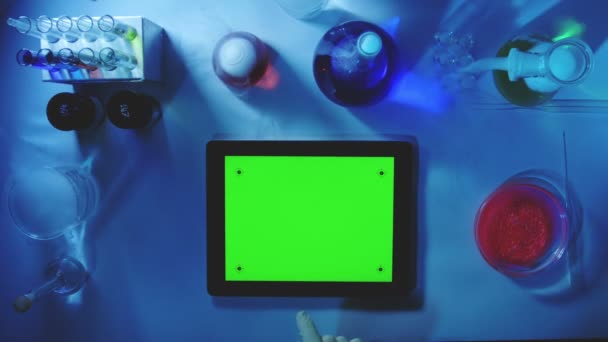 Tablet pc con uno schermo verde nel Laboratory.top View — Video Stock