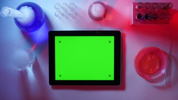 Планшетний ПК з зеленим екраном в Лабораторії. вид зверху — стокове відео