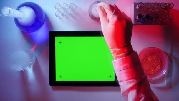 Tablet pc med en grøn skærm i Laboratory.top View – Stock-video