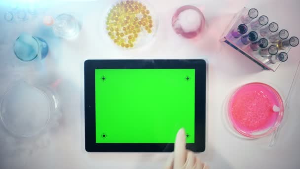 Tablet pc con uno schermo verde nel Laboratory.top View — Video Stock