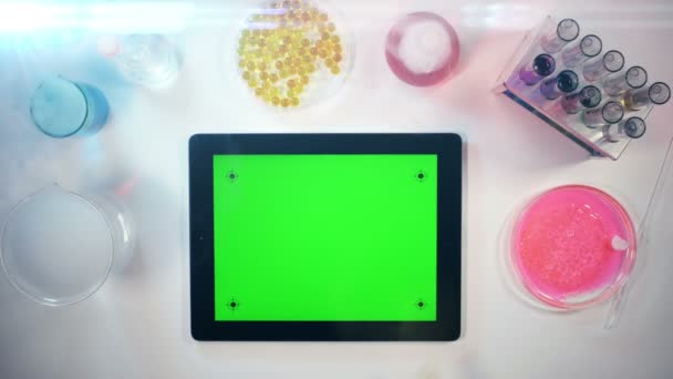 Tablet PC Laboratory.top görünümünde yeşil bir ekran ile — Stok video