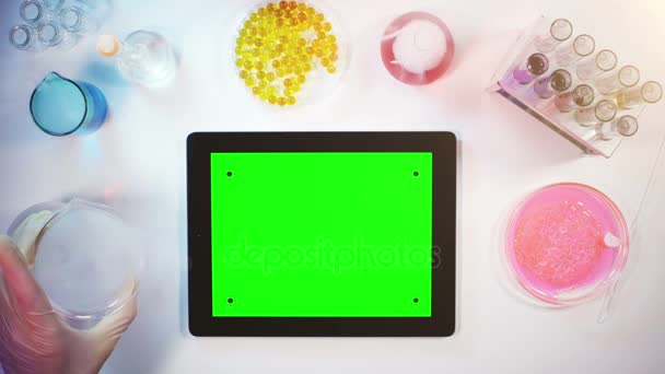 Tablet PC con una pantalla verde en la vista Laboratory.top — Vídeo de stock