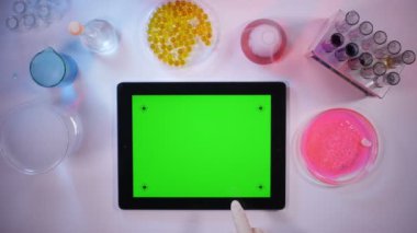 Tablet PC Laboratory.top görünümünde yeşil bir ekran ile