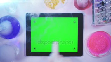 Tablet PC Laboratory.top görünümünde yeşil bir ekran ile