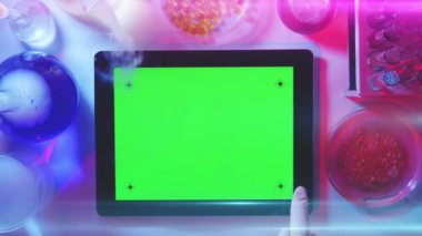 Tablet PC Laboratory.top görünümünde yeşil bir ekran ile