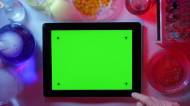 Tablet PC Laboratory.top görünümünde yeşil bir ekran ile