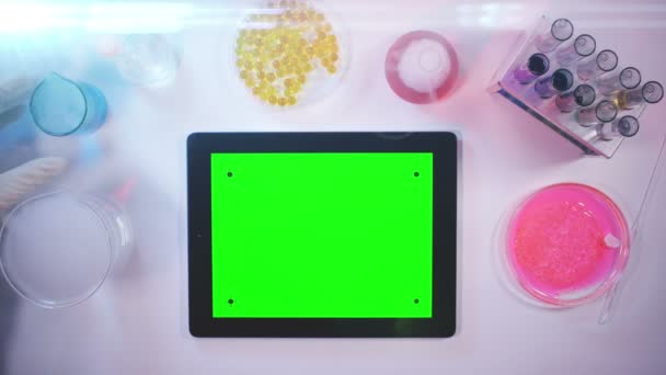 Tablet pc met een groen scherm in de weergave van Laboratory.top — Stockvideo