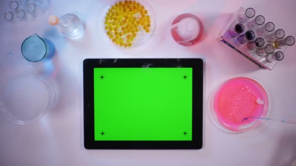 Tablet PC Laboratory.top görünümünde yeşil bir ekran ile — Stok video