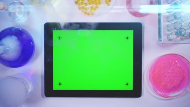 Tablet pc med en grön skärm i vyn Laboratory.top — Stockvideo