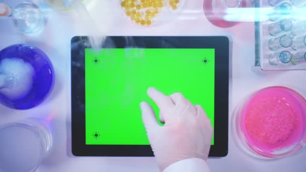 Tablet PC con una pantalla verde en la vista Laboratory.top — Vídeos de Stock