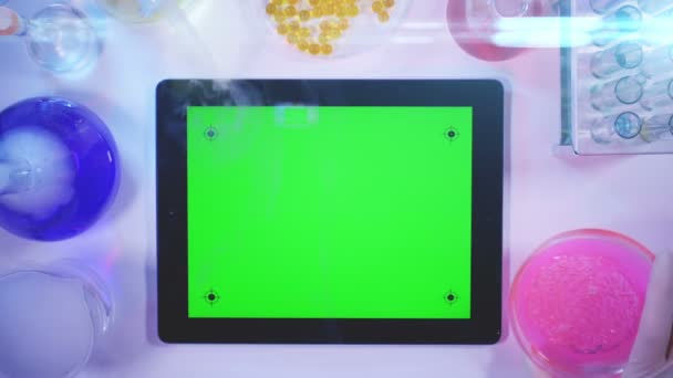 Tablet pc met een groen scherm in de weergave van Laboratory.top — Stockvideo