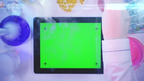 Tablet pc con uno schermo verde nel Laboratory.top View — Video Stock