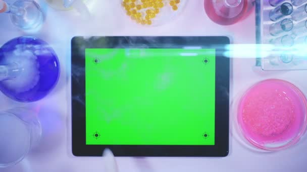 PC Tablet com uma tela verde no Laboratory.top View — Vídeo de Stock