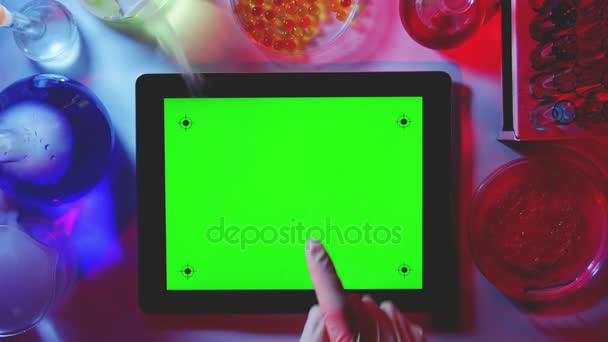 Tablet pc s zeleným plátnem v Laboratory.top zobrazení — Stock video