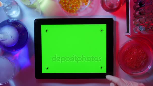 Tablet pc met een groen scherm in de weergave van Laboratory.top — Stockvideo