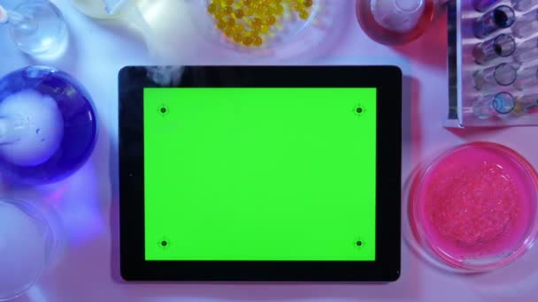 Tablet PC con una pantalla verde en la vista Laboratory.top — Vídeo de stock