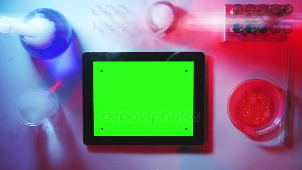 Tablet pc met een groen scherm in de weergave van Laboratory.top — Stockvideo