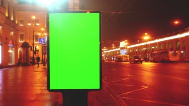 bir sokak üzerinde yeşil bir ekran ile bir Pano