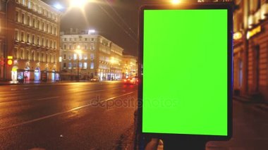 bir sokak üzerinde yeşil bir ekran ile bir Pano