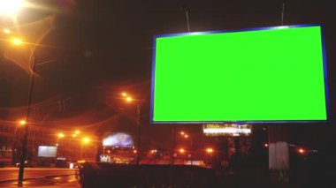bir sokak üzerinde yeşil bir ekran ile bir Pano