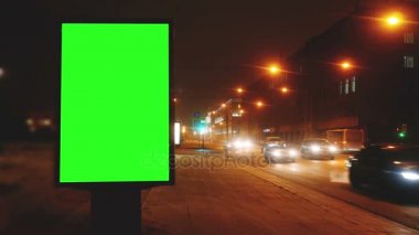 bir sokak üzerinde yeşil bir ekran ile bir Pano