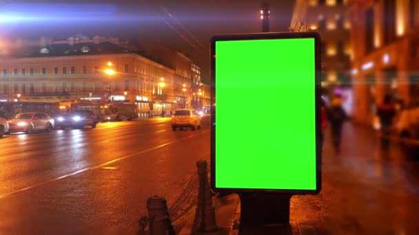 Una cartelera con una pantalla verde en una calle — Vídeo de stock