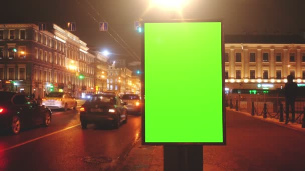 En skylt med en grön skärm på en gator — Stockvideo