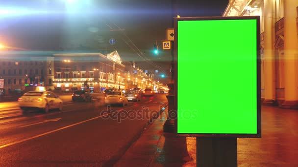 Een bord met een groen scherm op een straten — Stockvideo