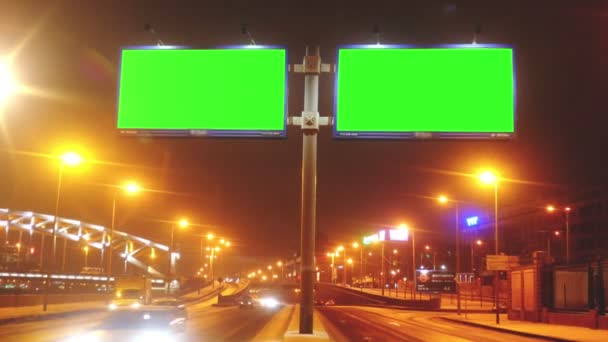 Una cartelera con una pantalla verde en una calle — Vídeo de stock