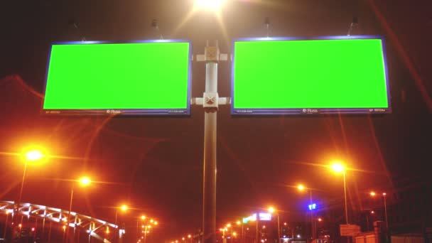 Una cartelera con una pantalla verde en una calle — Vídeo de stock