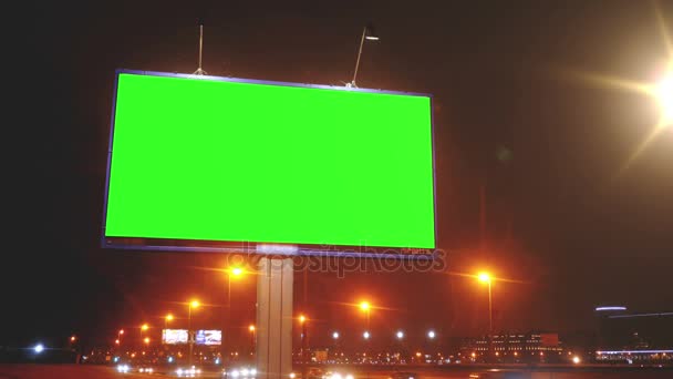 Una cartelera con una pantalla verde en una calle — Vídeos de Stock