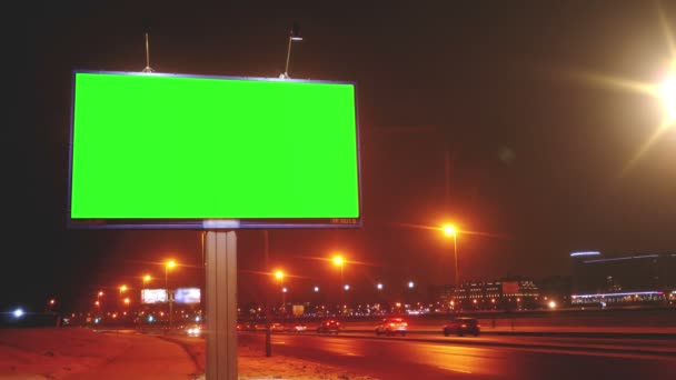 Bir sokak üzerinde yeşil bir ekran ile bir Pano — Stok video