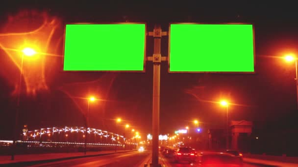 Egy óriásplakát, egy zöld képernyő egy utcán — Stock videók