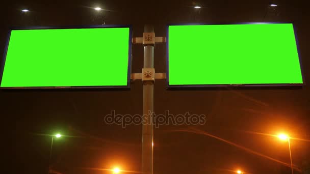 Una cartelera con una pantalla verde en una calle — Vídeos de Stock