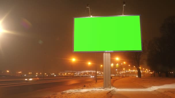 Un cartellone pubblicitario con uno schermo verde su una strada — Video Stock