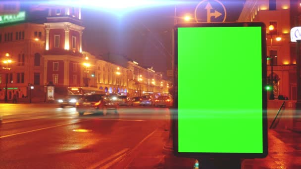 Una cartelera con una pantalla verde en una calle — Vídeos de Stock