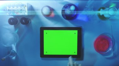 Tablet PC Laboratory.top görünümünde yeşil bir ekran ile.