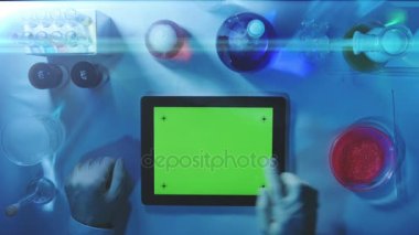 Tablet PC Laboratory.top görünümünde yeşil bir ekran ile.