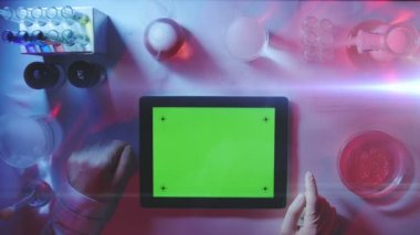 Tablet PC Laboratory.top görünümünde yeşil bir ekran ile.