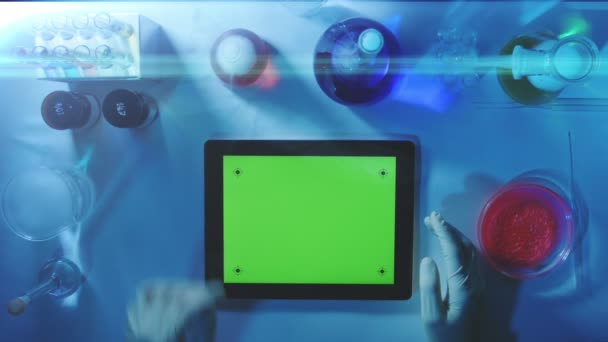 Tablet pc con uno schermo verde nel Laboratory.top View . — Video Stock