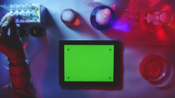 Tablet pc con uno schermo verde nel Laboratory.top View . — Video Stock