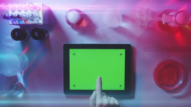 Tablet pc con uno schermo verde nel Laboratory.top View . — Video Stock