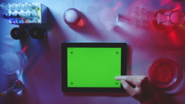 Tablet pc met een groen scherm in de weergave van Laboratory.top. — Stockvideo