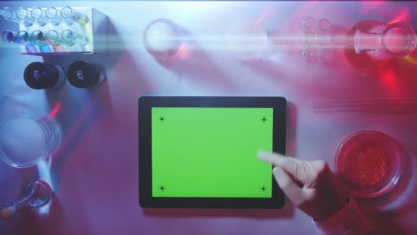 Tablet pc met een groen scherm in de weergave van Laboratory.top. — Stockvideo