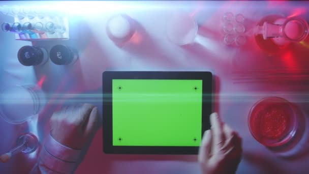 Tablet pc met een groen scherm in de weergave van Laboratory.top. — Stockvideo