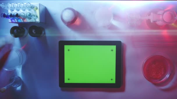 Tablet pc z zielonego ekranu w widoku Laboratory.top. — Wideo stockowe