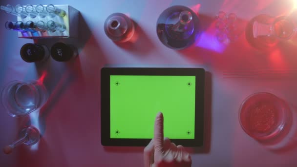 Tablet-PC mit grünem Bildschirm im Labor.. — Stockvideo